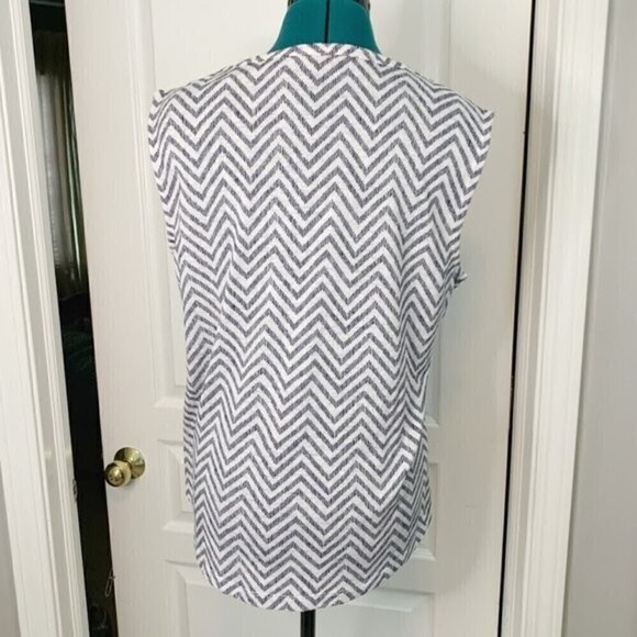 Athleta Chevron Print Athletic Gym Muscle Sleeveless Lightweight Workout Tee - Picture 4 of 9